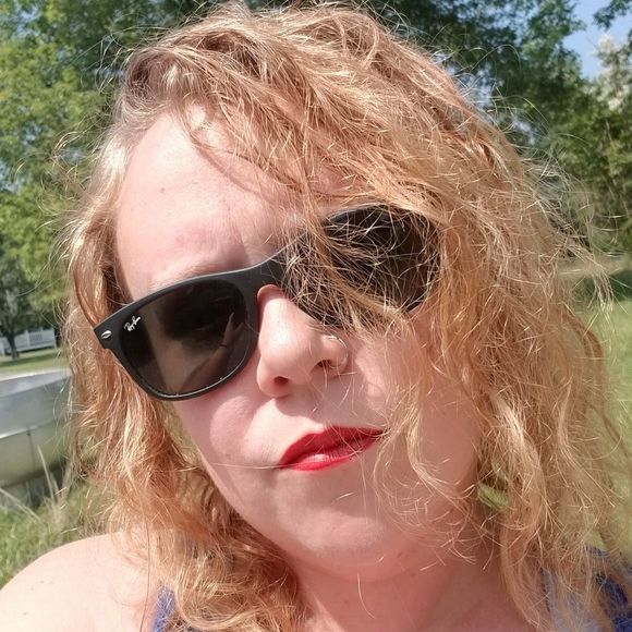 Meet your Posher, Dee - Picture 1 of 1